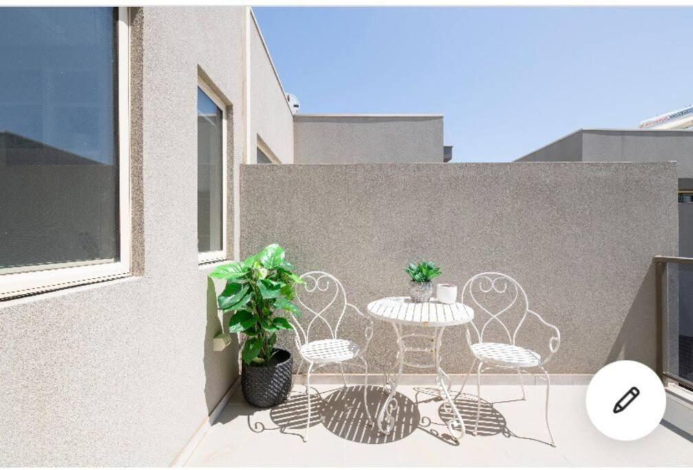 Design/bright/cosy Townhouse Between Airport &city *