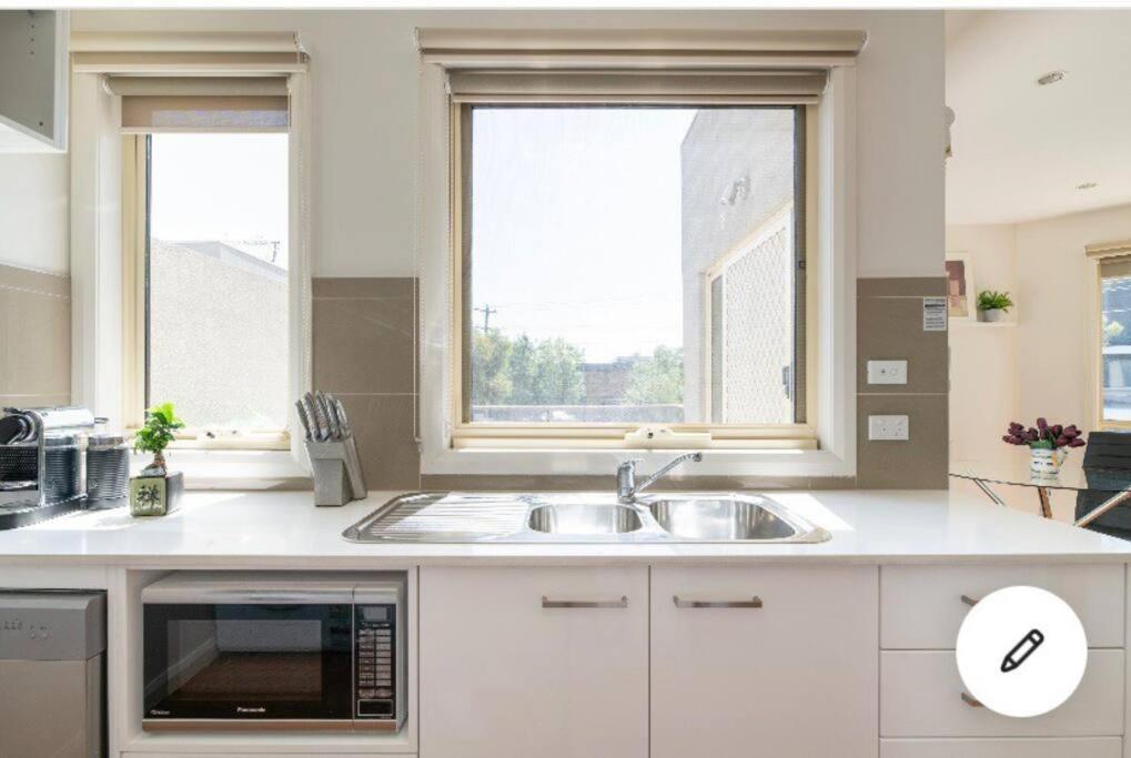 Design/bright/cosy Townhouse Between Airport &city *