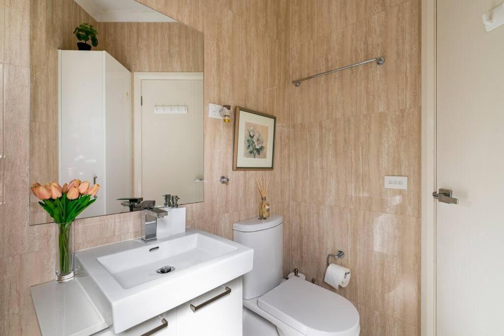 Design/bright/cosy Townhouse Between Airport &city Apartment