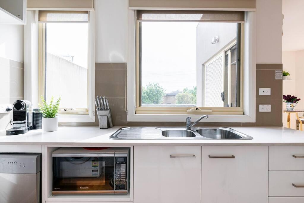 Apartment Design/bright/cosy Townhouse Between Airport &city