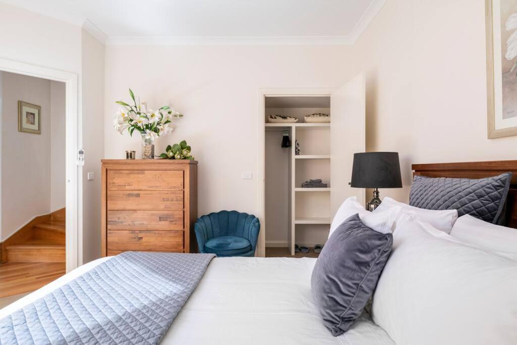 Design/bright/cosy Townhouse Between Airport &city Apartment *