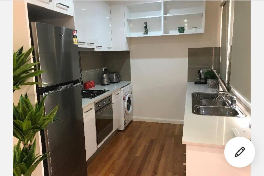 Design/bright/cosy Townhouse Between Airport &city Apartment *