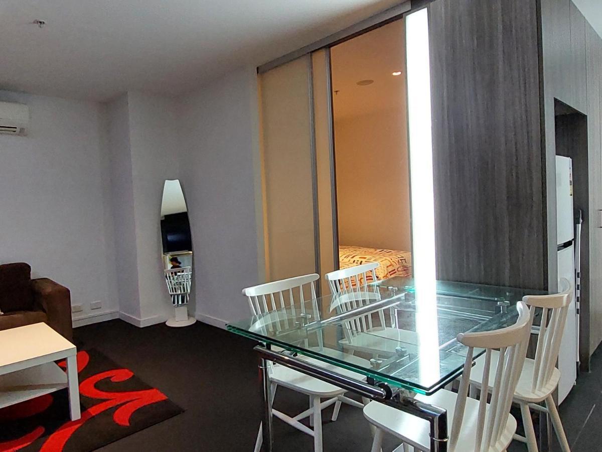 Cbd Modern 2b2b Apt, Indoor Pool Sauna, View Melbourne