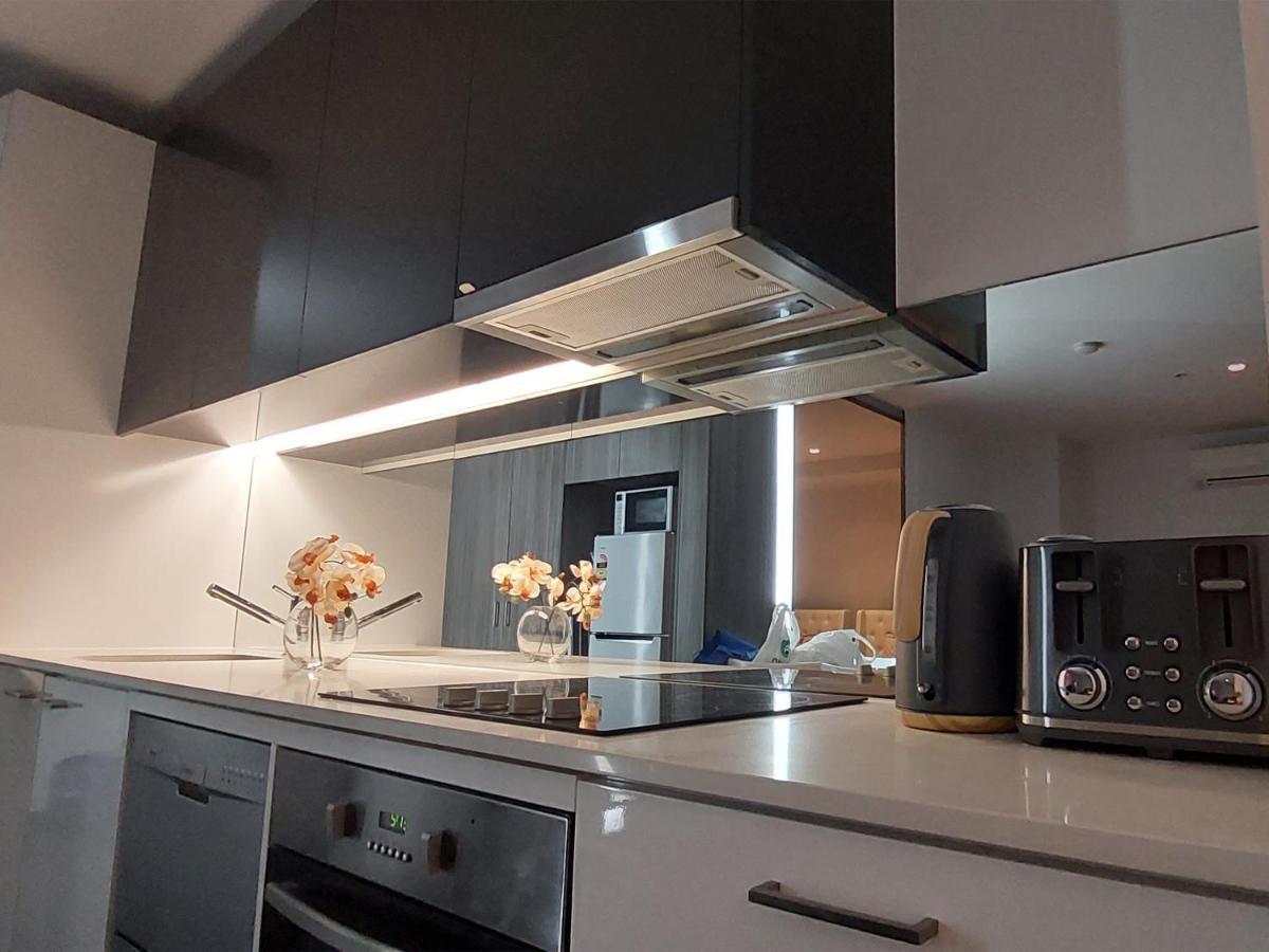 Cbd Modern 2b2b Apt, Indoor Pool Sauna, View *