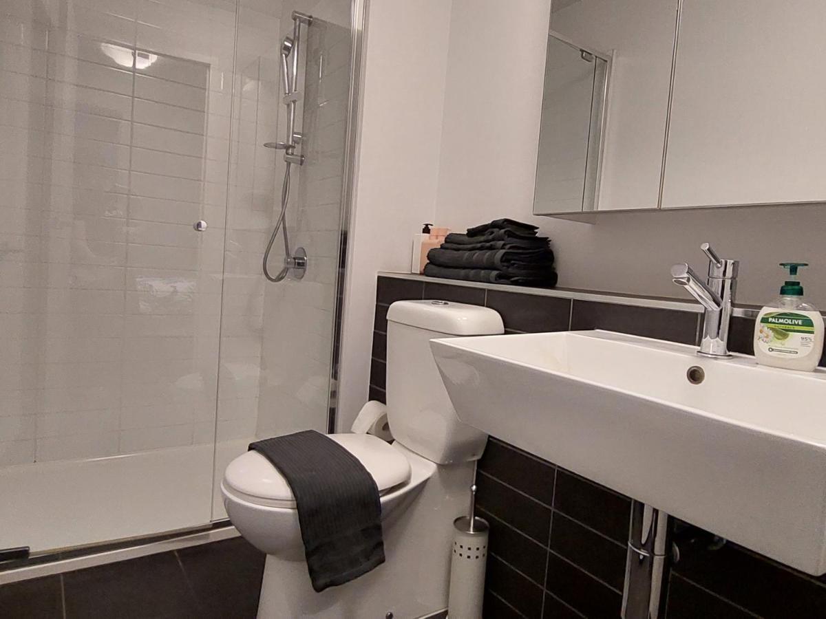 Cbd Modern 2b2b Apt, Indoor Pool Sauna, View * Melbourne