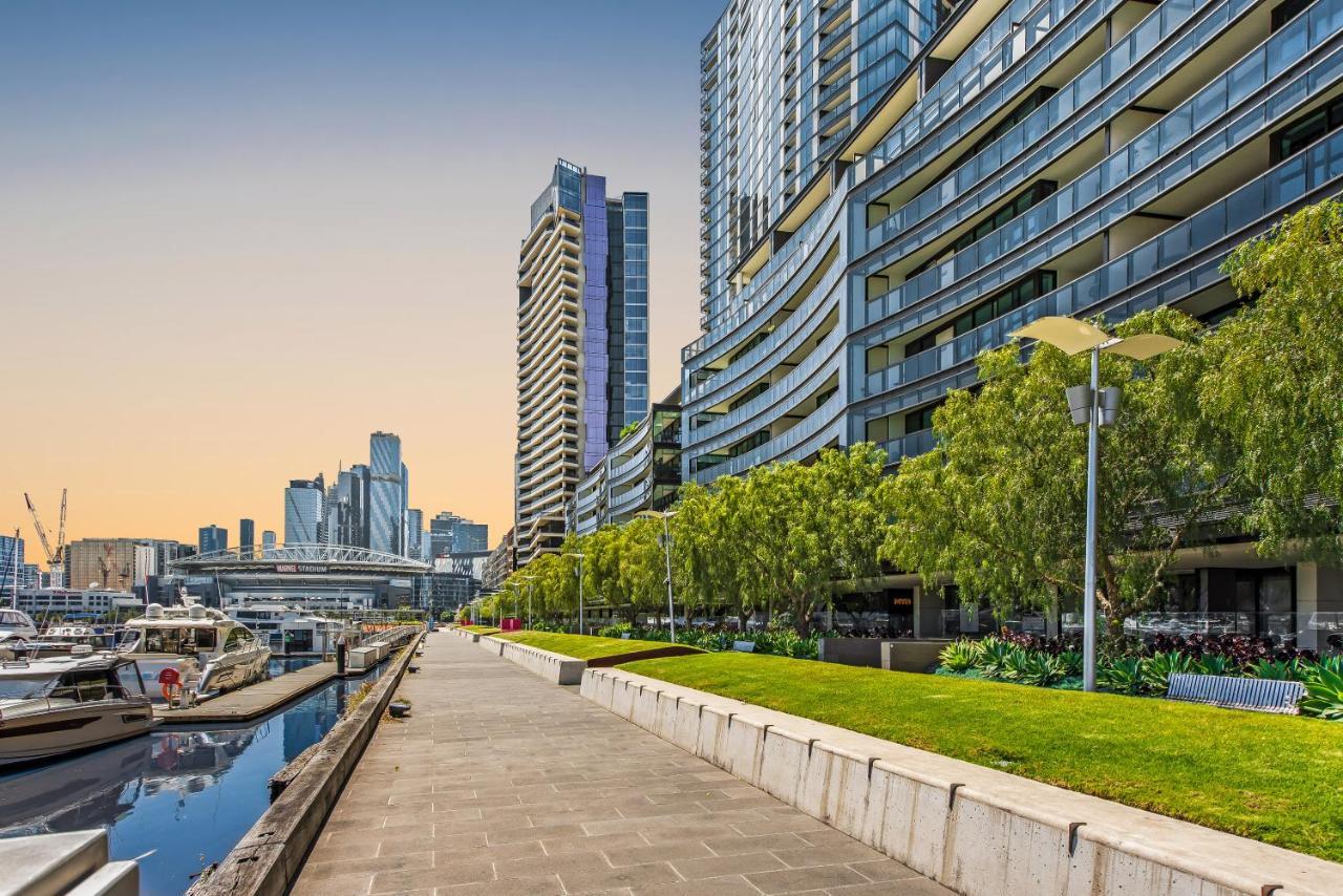 2 Bedroom, 2 Queen Bed, 2 Bath, Large Balcony, Waterfront Living. 106sqm Apartment Melbourne