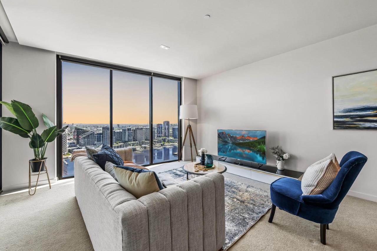 2 Bedroom, 2 Queen Bed, 2 Bath, Large Balcony, Waterfront Living. 106sqm * Melbourne