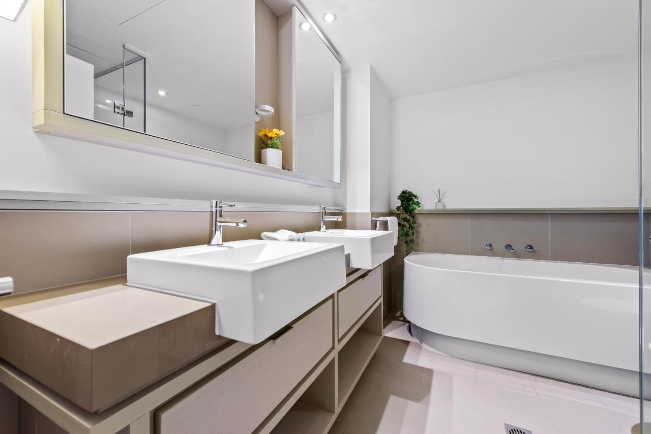 2 Bedroom, 2 Queen Bed, 2 Bath, Large Balcony, Waterfront Living. 106sqm * Melbourne