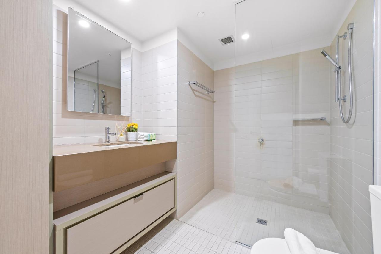 Apartment 2 Bedroom, 2 Queen Bed, 2 Bath, Large Balcony, Waterfront Living. 106sqm Melbourne