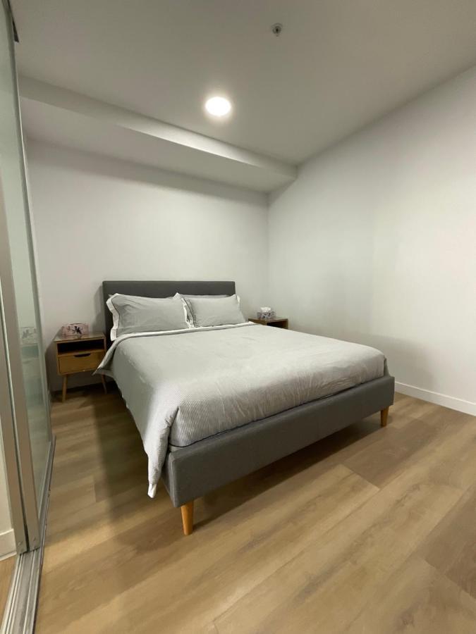 Super Luxury 2 Bedroom Well Furnished With Marvellous Views Convenient Location 1 Free Parking Melbourne