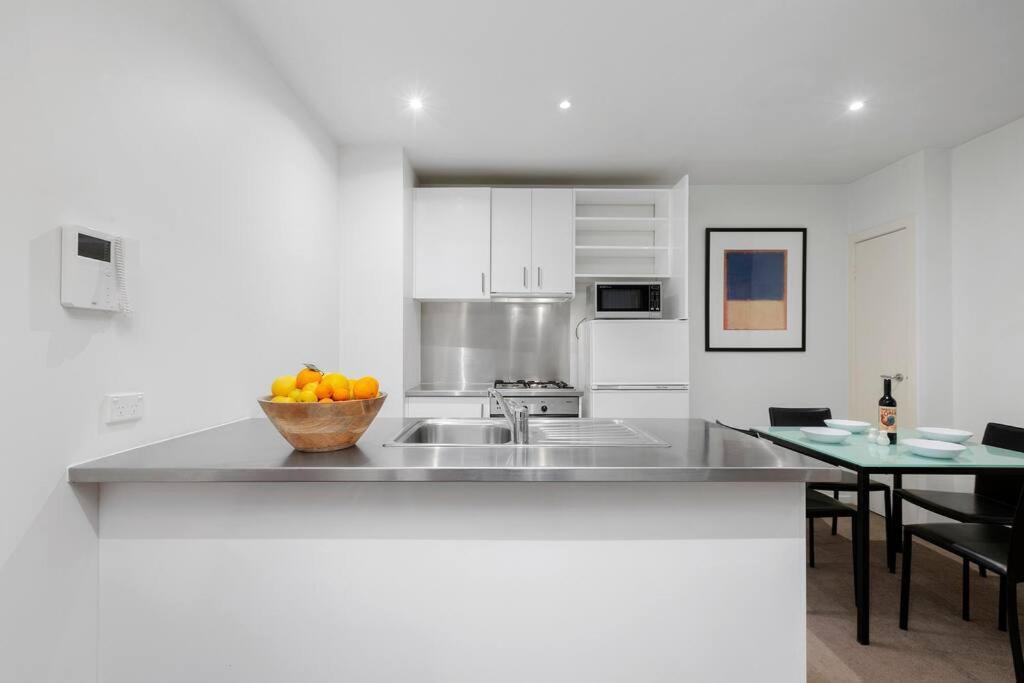 107 Astral Apartment Melbourne