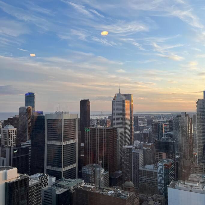 Panoramic Views Two Bedrooms In Cbd * Melbourne