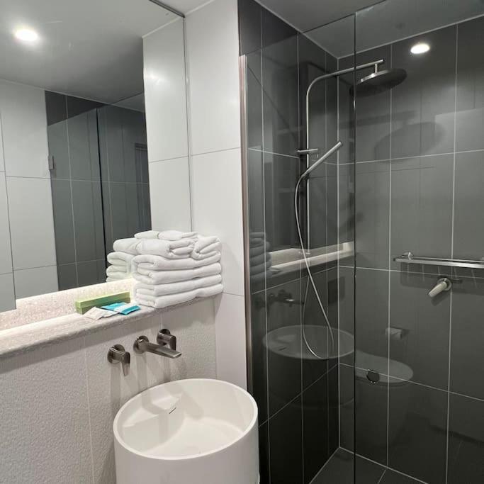 Panoramic Views Two Bedrooms In Cbd * Melbourne