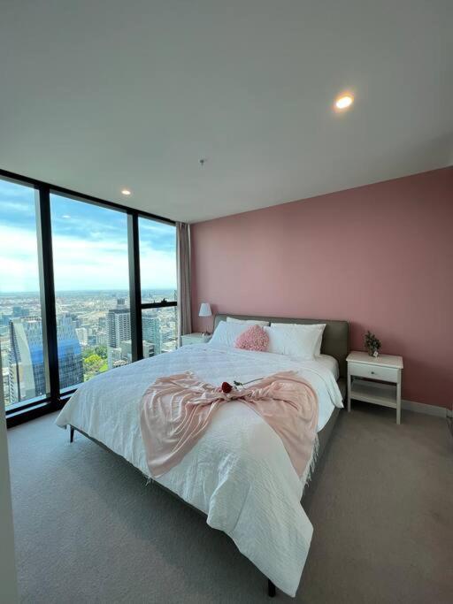 Panoramic Views Two Bedrooms In Cbd Apartment