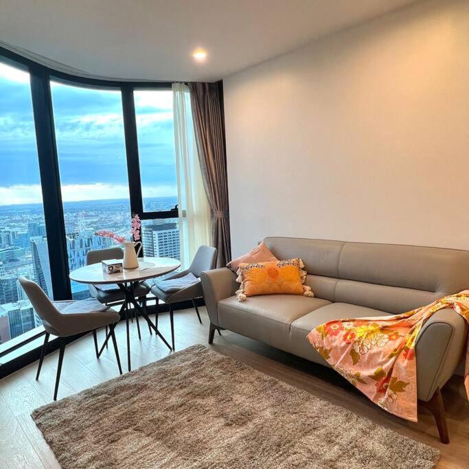 Panoramic Views Two Bedrooms In Cbd *