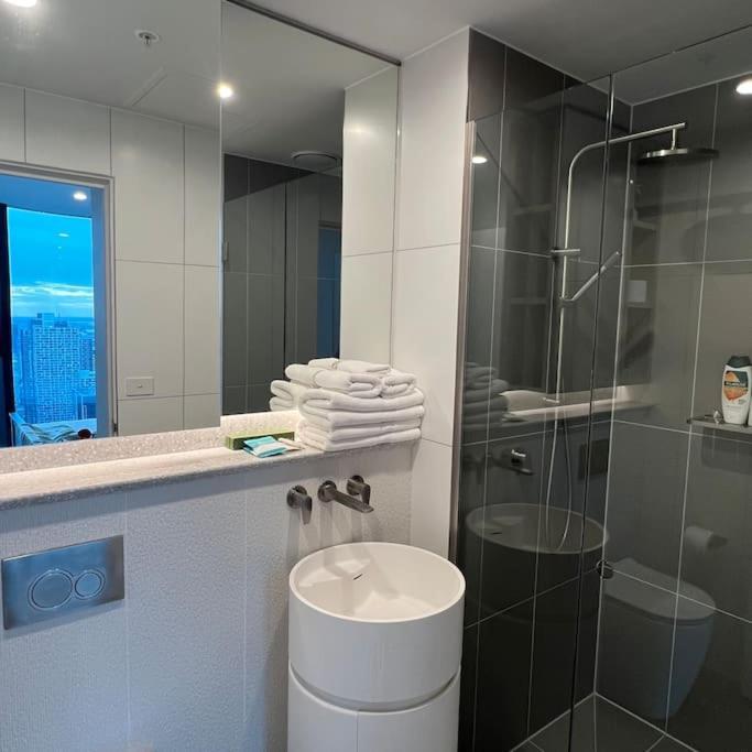 Panoramic Views Two Bedrooms In Cbd Apartment *