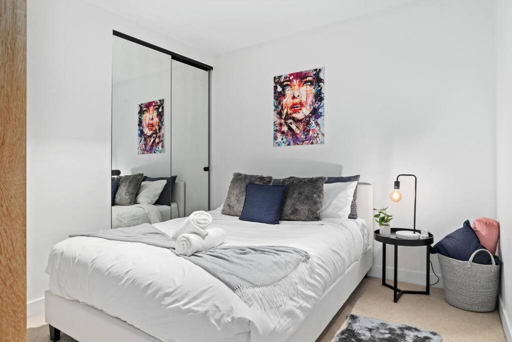 A Stylish 2br Apt With Harbour Views Free Parking Apartment Melbourne