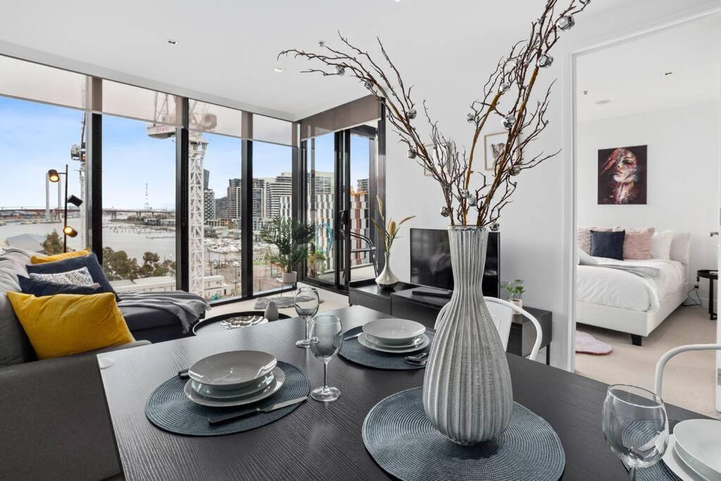 A Stylish 2br Apt With Harbour Views Free Parking Apartment