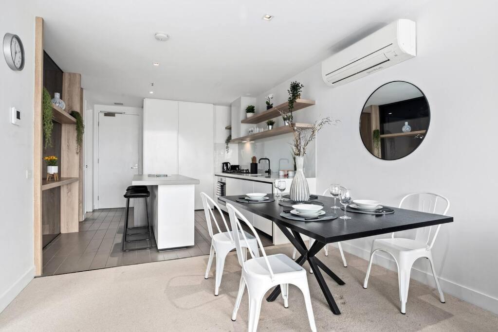 Apartment A Stylish 2br Apt With Harbour Views Free Parking Melbourne