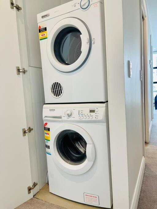 Cozy Unit Close To Parliament W/amazing Views Melbourne