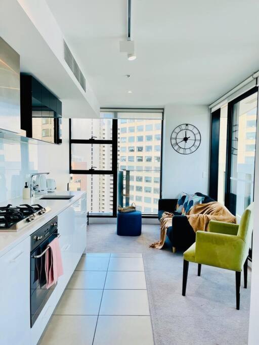 Apartment Cozy Unit Close To Parliament W/amazing Views *