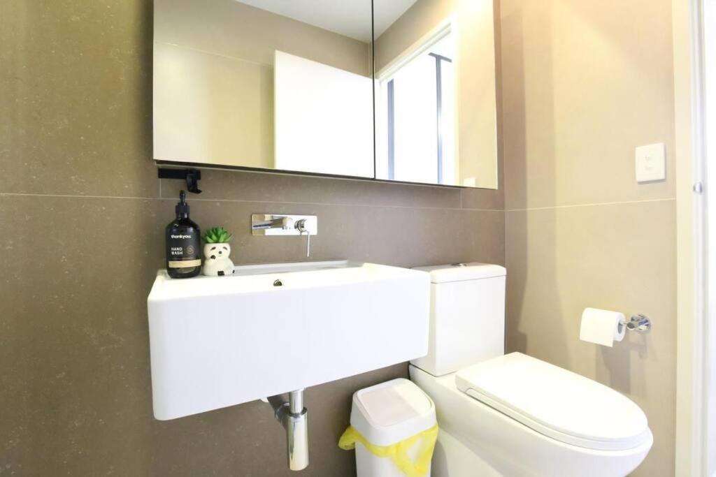 Apartment 2b2b In Collin Street Melbourne