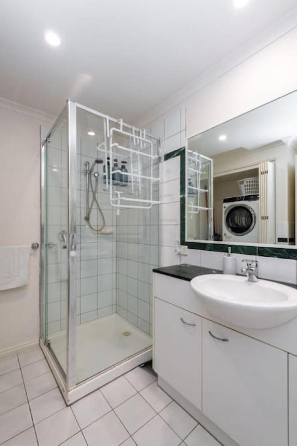 Brunswick 3bdrm Townhouse, With Parking By Custom Hosting Melbourne