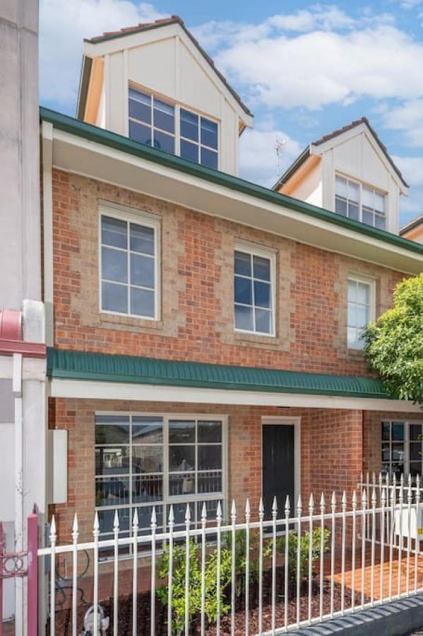 Brunswick 3bdrm Townhouse, With Parking By Custom Hosting