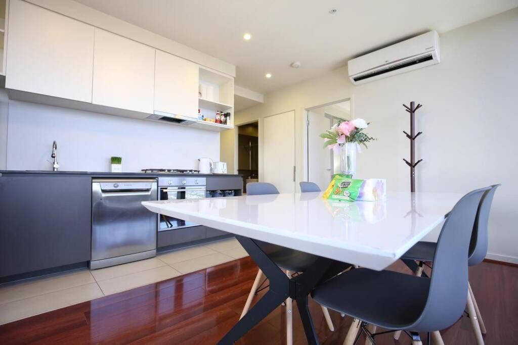 Apartment 2b2b In Collin Street Melbourne