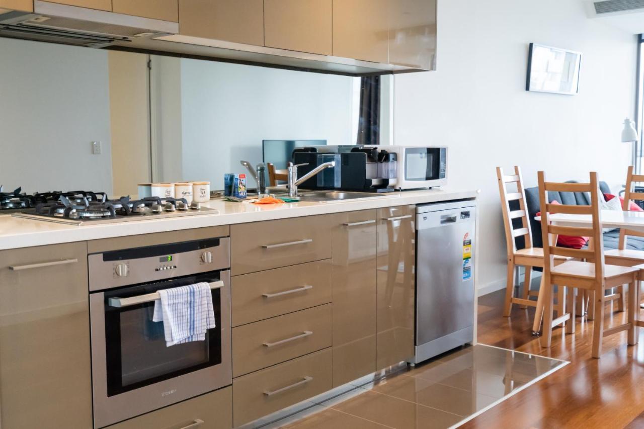 2 Bedroom Cbd Living With Pool, Gym & Tennis Court Apartment