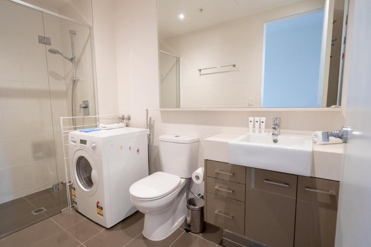 2 Bedroom Cbd Living With Pool, Gym & Tennis Court Apartment *