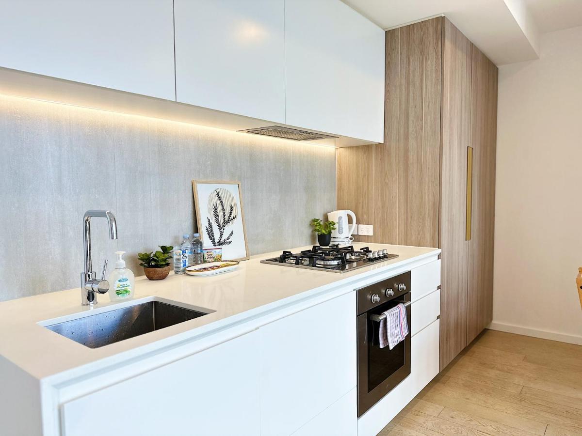 Beautiful Skyview Cbd Highrise 3beds With Carpark Available Melbourne