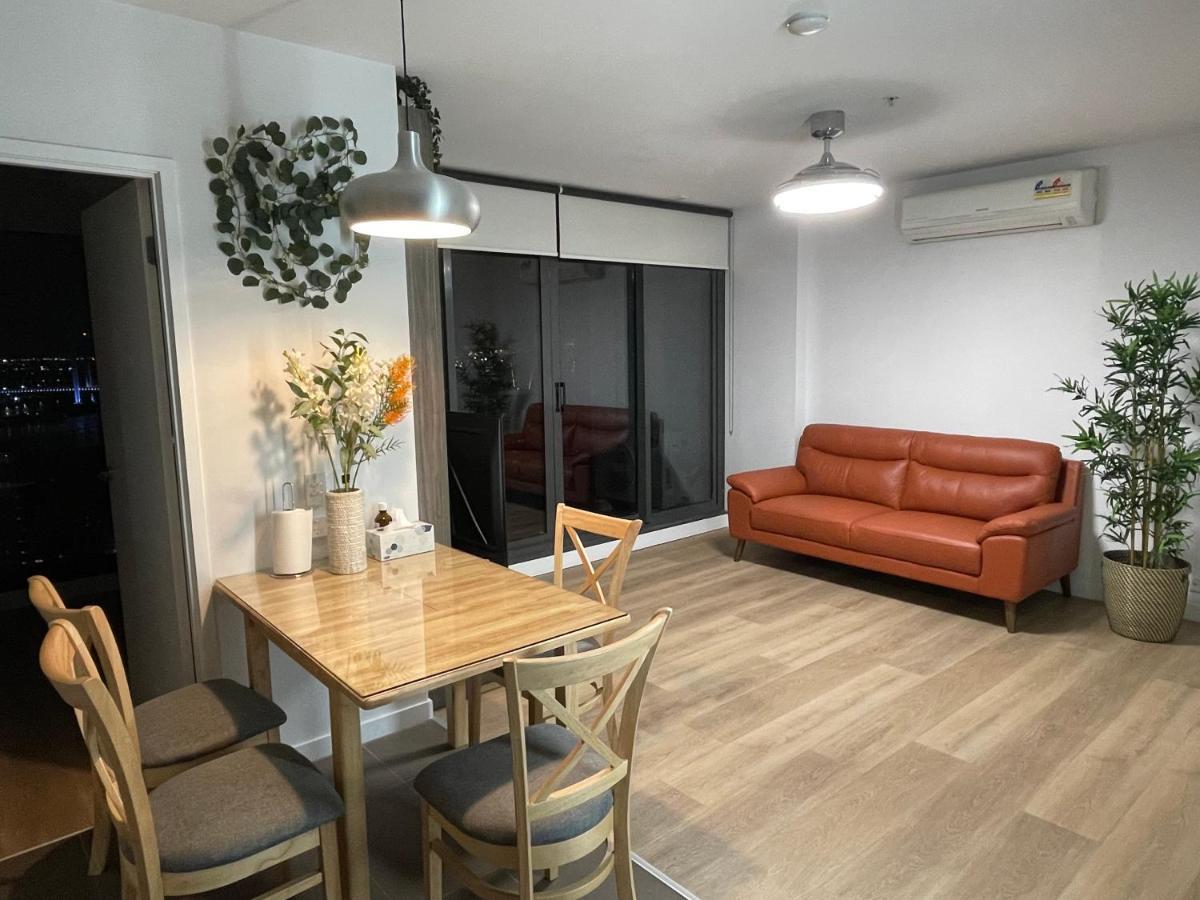Super Luxury 2 Bedroom Well Furnished With Marvellous Views Convenient Location 1 Free Parking Apartment
