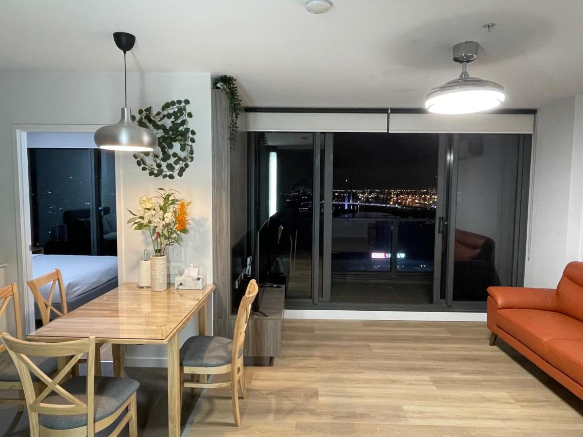 Super Luxury 2 Bedroom Well Furnished With Marvellous Views Convenient Location 1 Free Parking Apartment Melbourne