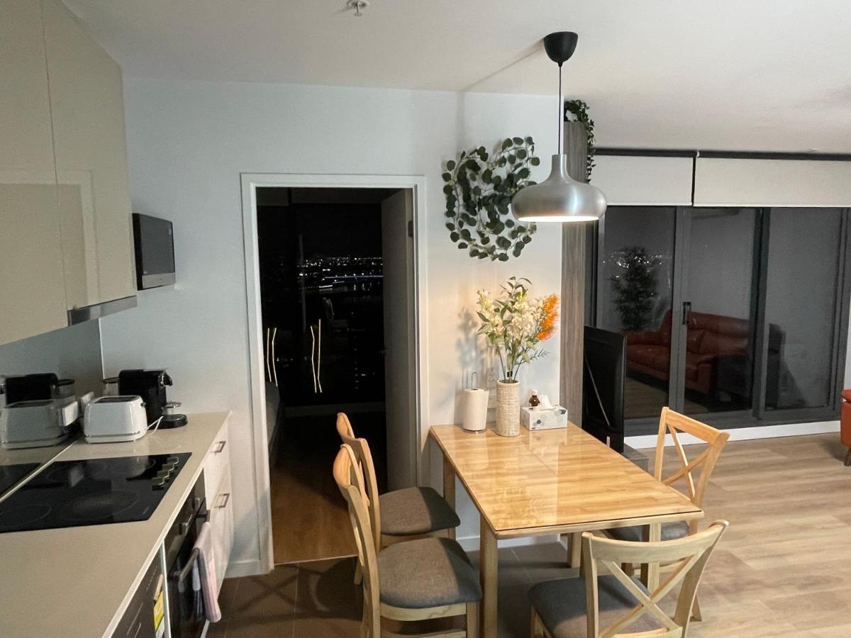 Apartment Super Luxury 2 Bedroom Well Furnished With Marvellous Views Convenient Location 1 Free Parking Melbourne