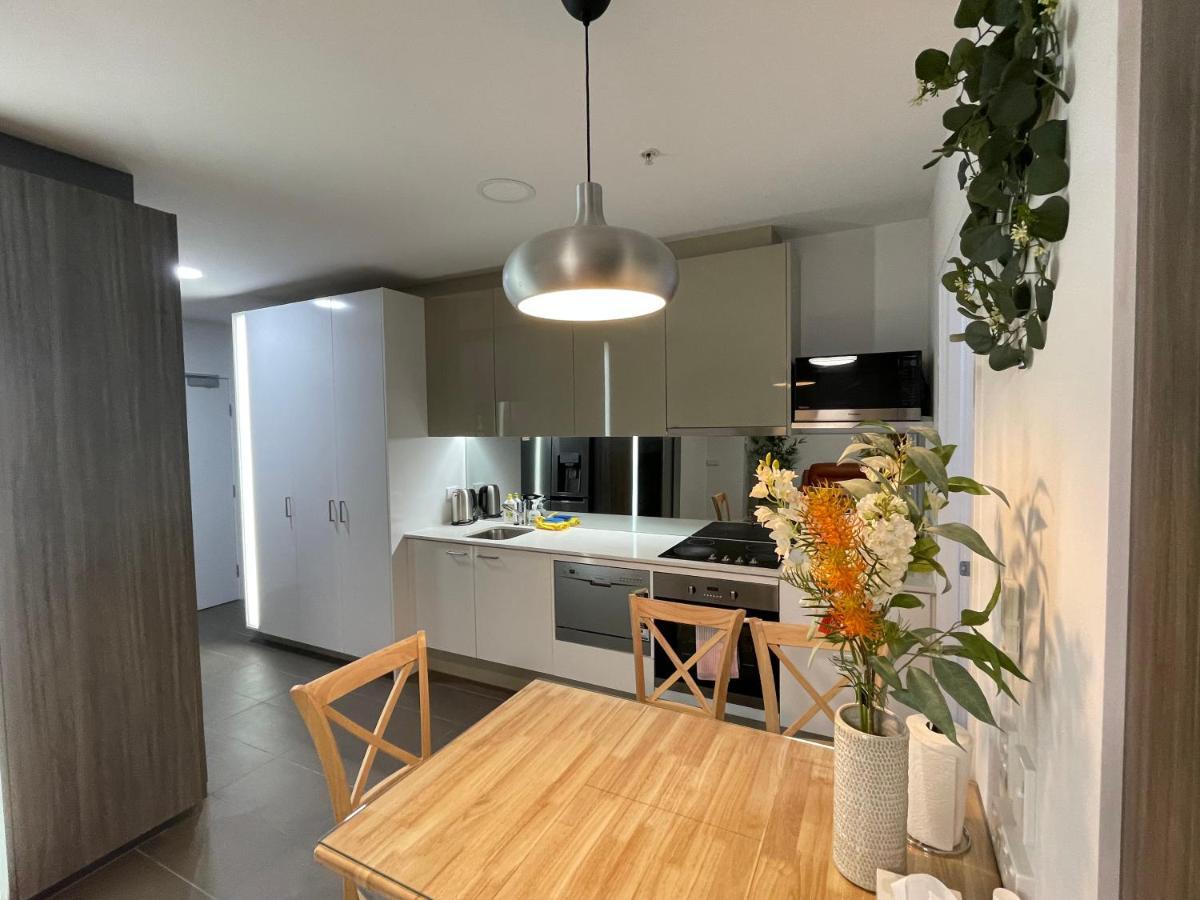 Super Luxury 2 Bedroom Well Furnished With Marvellous Views Convenient Location 1 Free Parking Apartment *