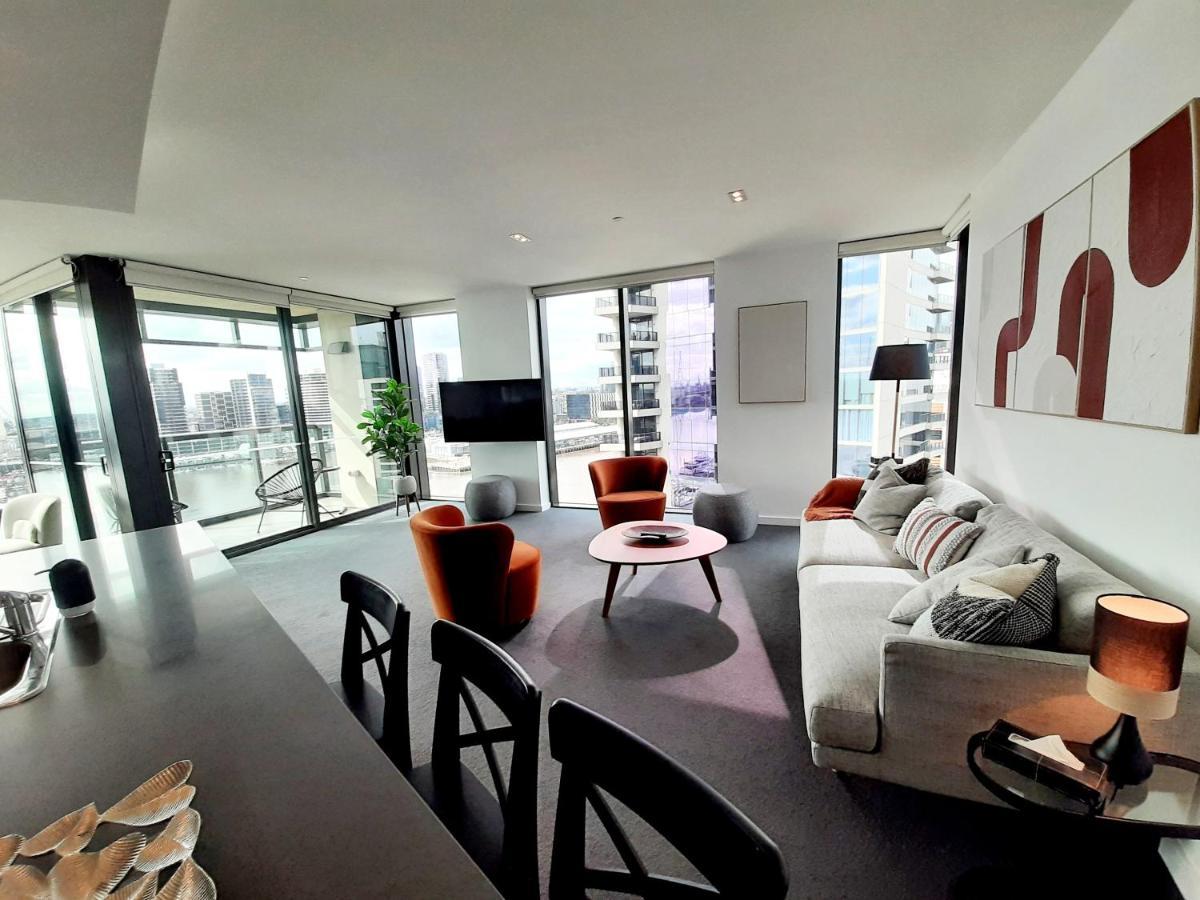 Luxe Waterfront Apartment *