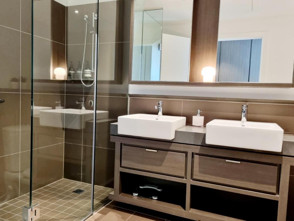 Luxe Waterfront Apartment Melbourne