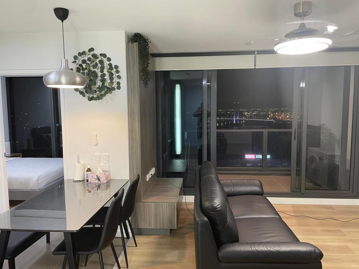 Apartment Super Luxury 2 Bedroom Well Furnished With Marvellous Views Convenient Location 1 Free Parking *