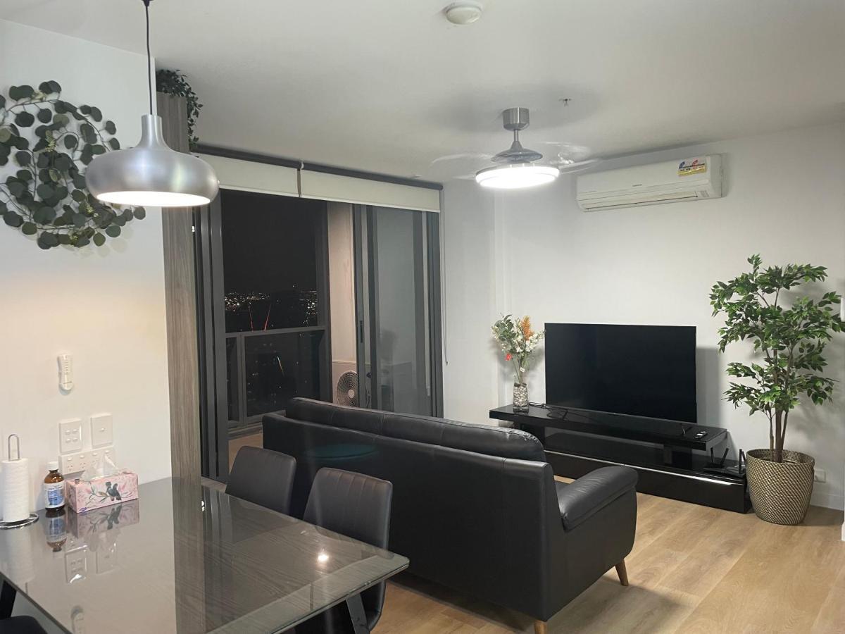 Super Luxury 2 Bedroom Well Furnished With Marvellous Views Convenient Location 1 Free Parking
