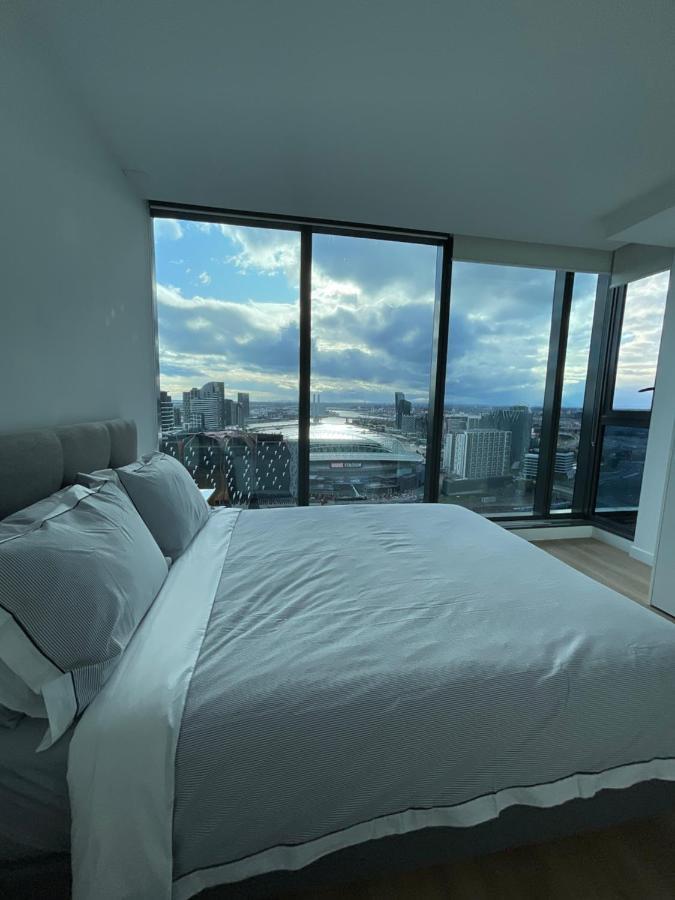 Super Luxury 2 Bedroom Well Furnished With Marvellous Views Convenient Location 1 Free Parking Melbourne