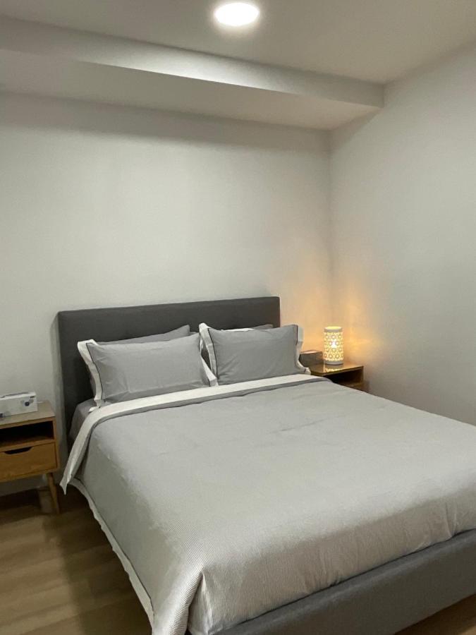 Super Luxury 2 Bedroom Well Furnished With Marvellous Views Convenient Location 1 Free Parking Apartment *
