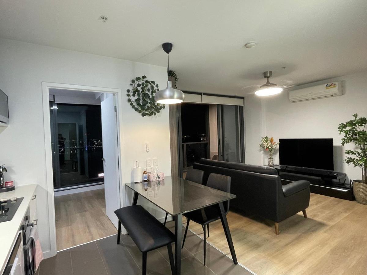 Super Luxury 2 Bedroom Well Furnished With Marvellous Views Convenient Location 1 Free Parking Apartment Melbourne