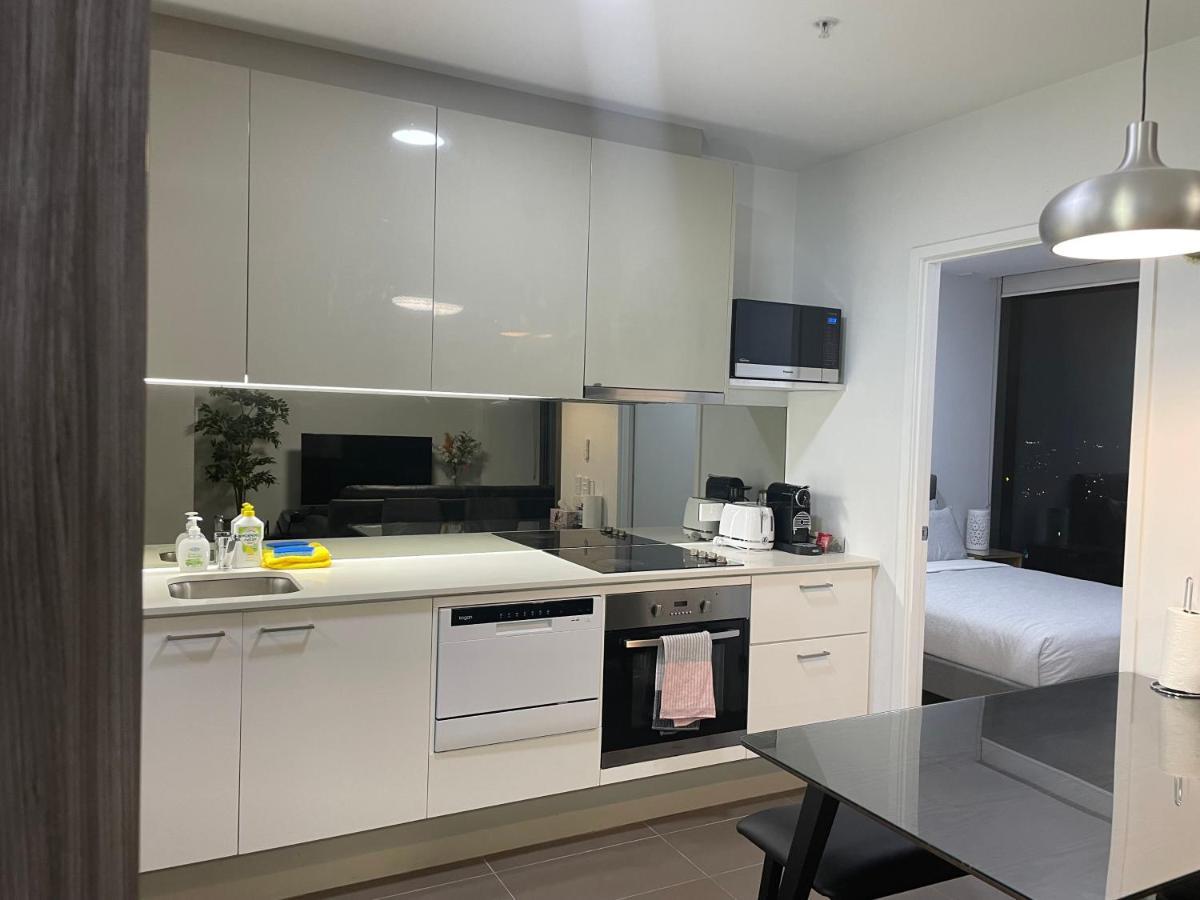 Super Luxury 2 Bedroom Well Furnished With Marvellous Views Convenient Location 1 Free Parking *