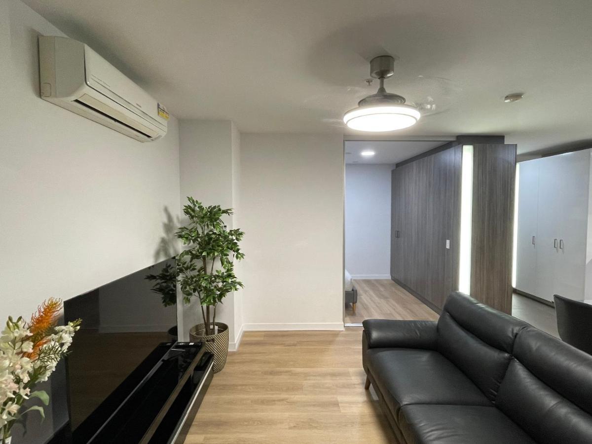 Apartment Super Luxury 2 Bedroom Well Furnished With Marvellous Views Convenient Location 1 Free Parking Melbourne
