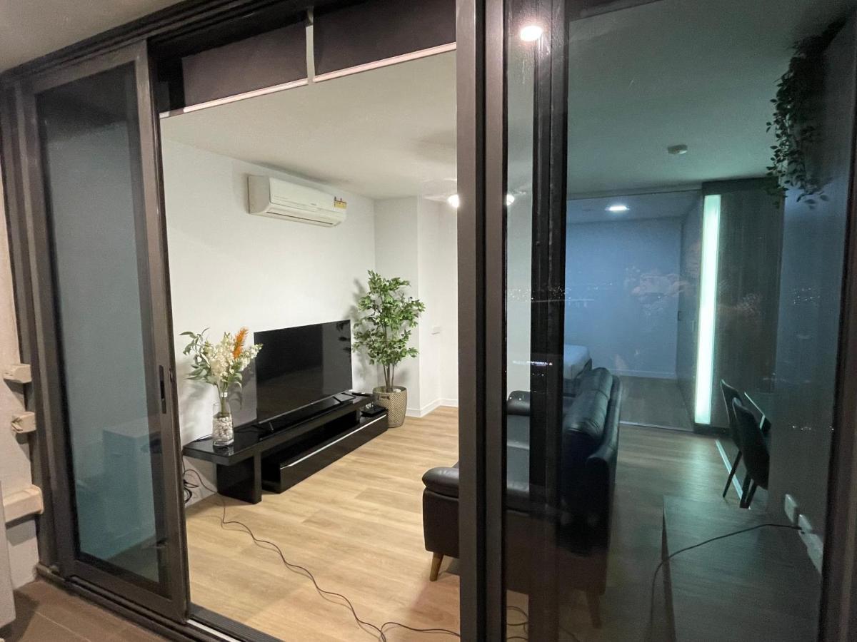 Super Luxury 2 Bedroom Well Furnished With Marvellous Views Convenient Location 1 Free Parking Apartment *