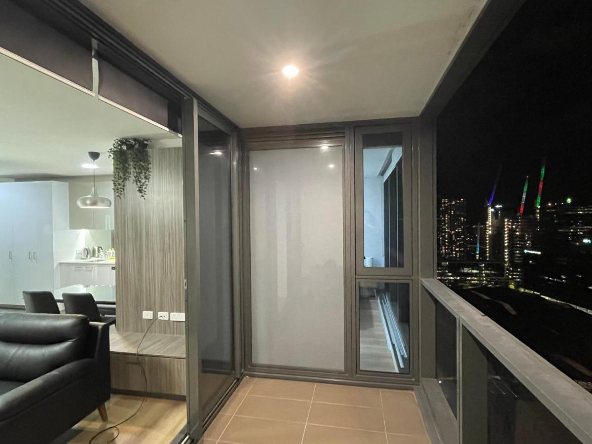 Super Luxury 2 Bedroom Well Furnished With Marvellous Views Convenient Location 1 Free Parking Melbourne