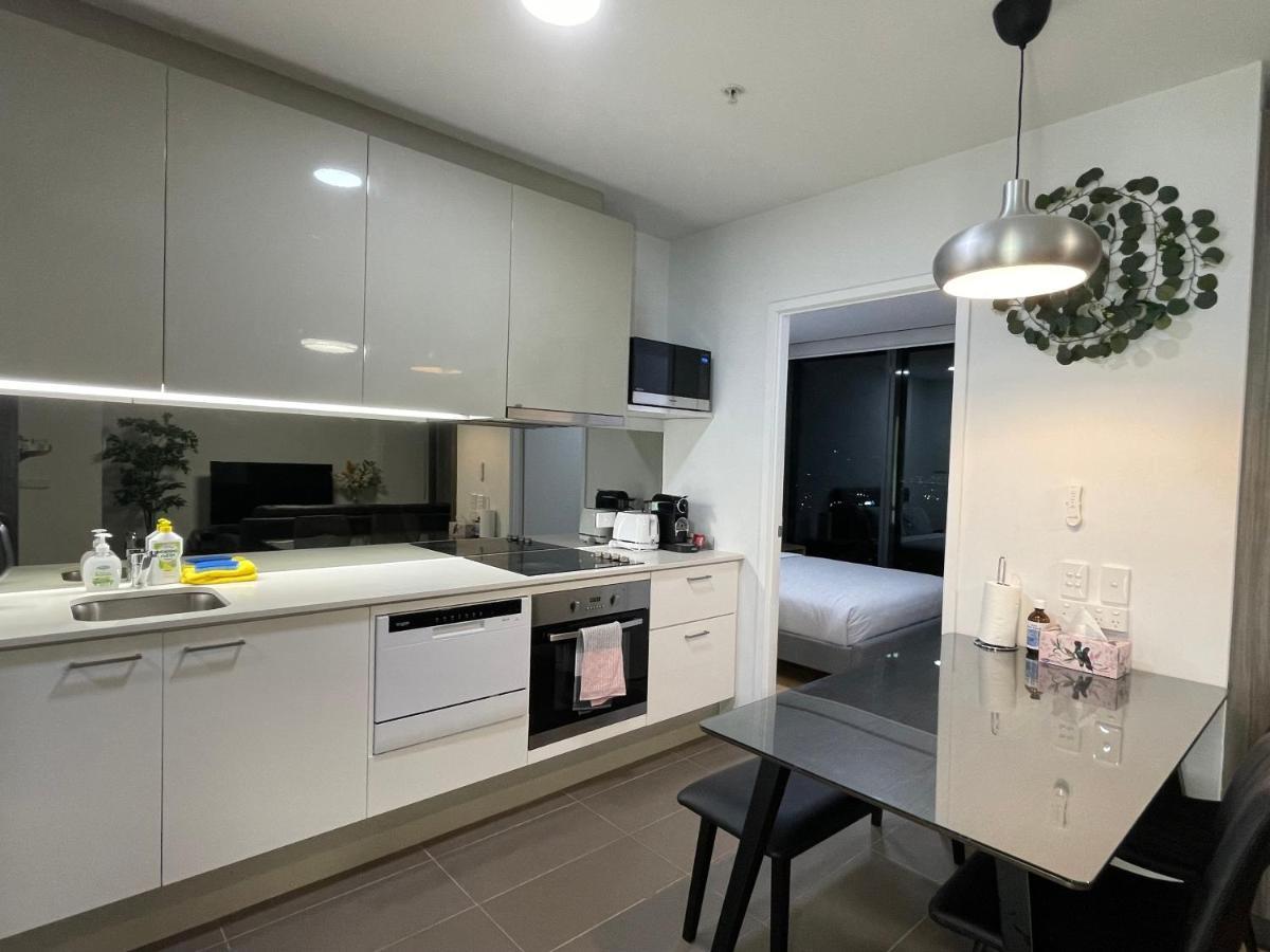 Super Luxury 2 Bedroom Well Furnished With Marvellous Views Convenient Location 1 Free Parking Apartment *