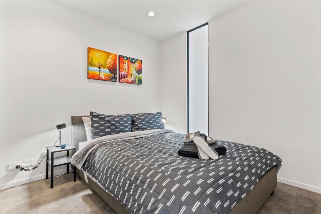 The Essence - Fresh, Light & On The Tram Line! Apartment