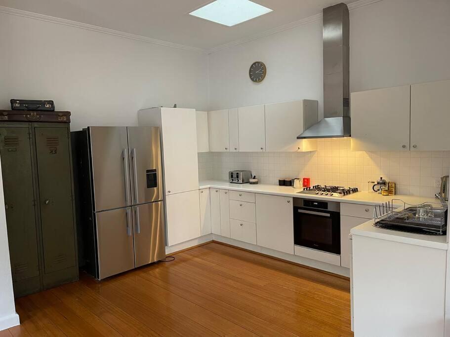 2 Bedroom Art Deco Light Filled *